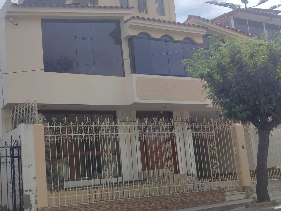 CASA EN VENTA EN JLBYR URB LA ENCALADA BETO II