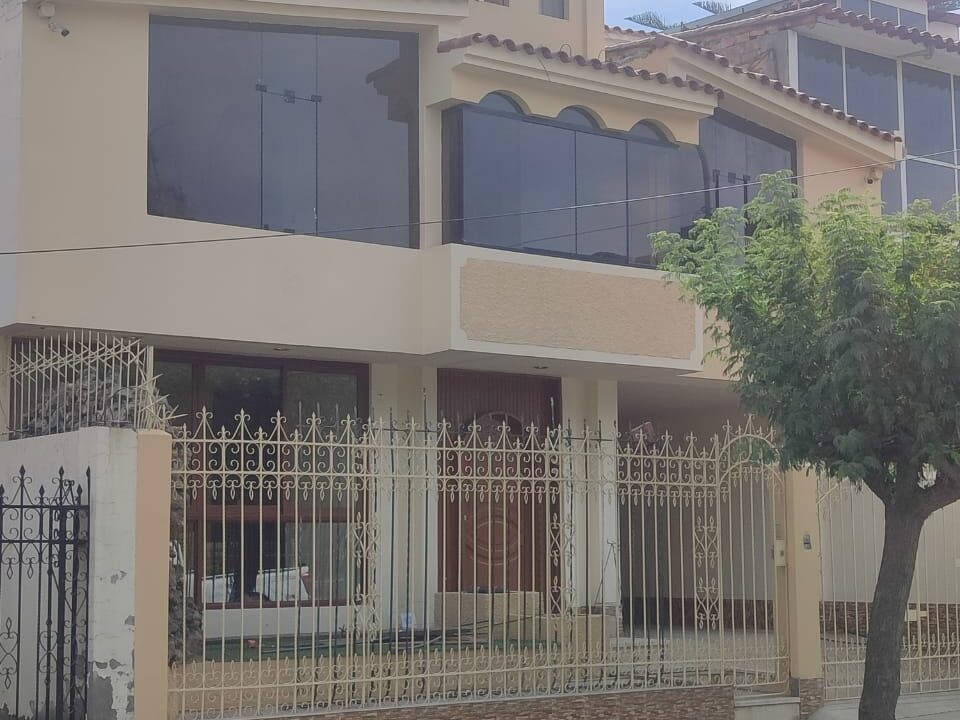 CASA EN VENTA EN JLBYR URB LA ENCALADA BETO IV