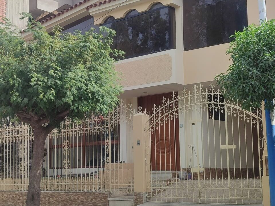 CASA EN VENTA EN JLBYR URB LA ENCALADA BETO VI