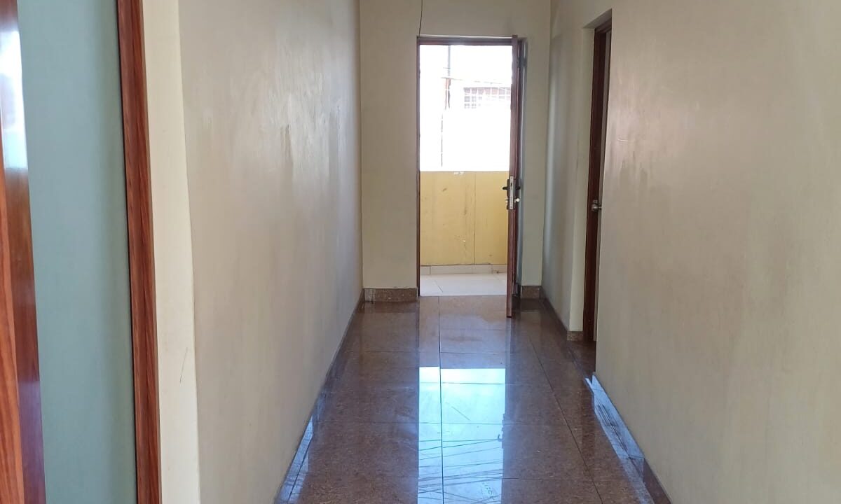 pasadizo interno puerta abierta